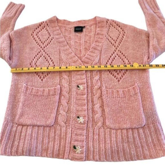 Cliche cardigan sweater size large pink with flowers embroidered over buttons - Picture 10 of 15